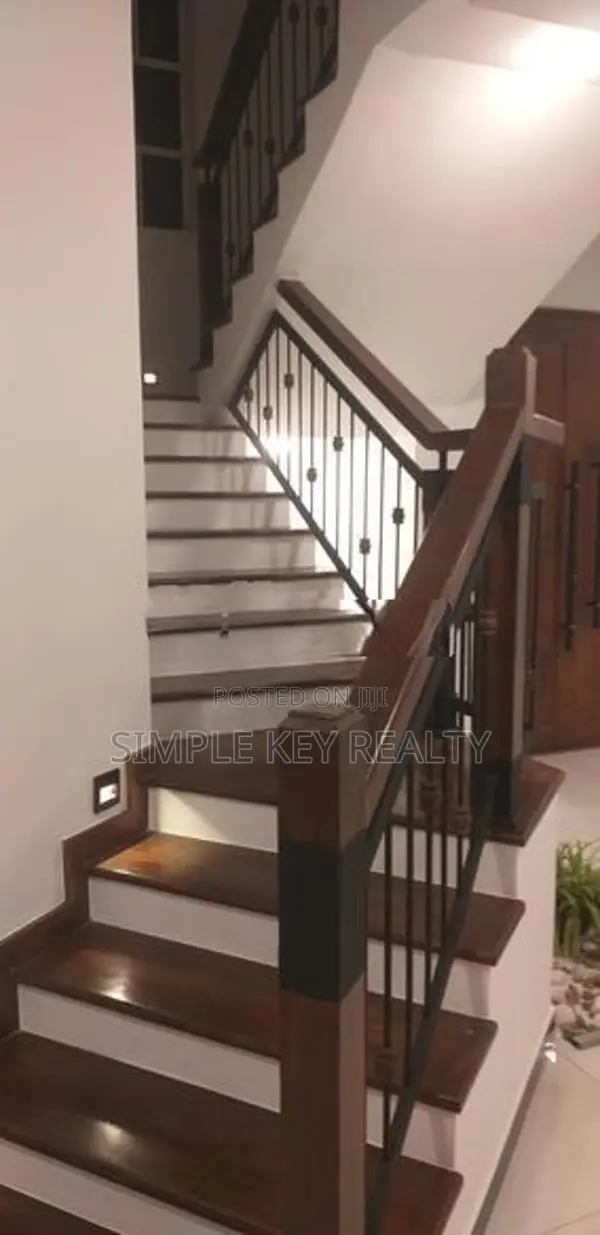 Beutiful three storey house for sale in gampaha yakkala road