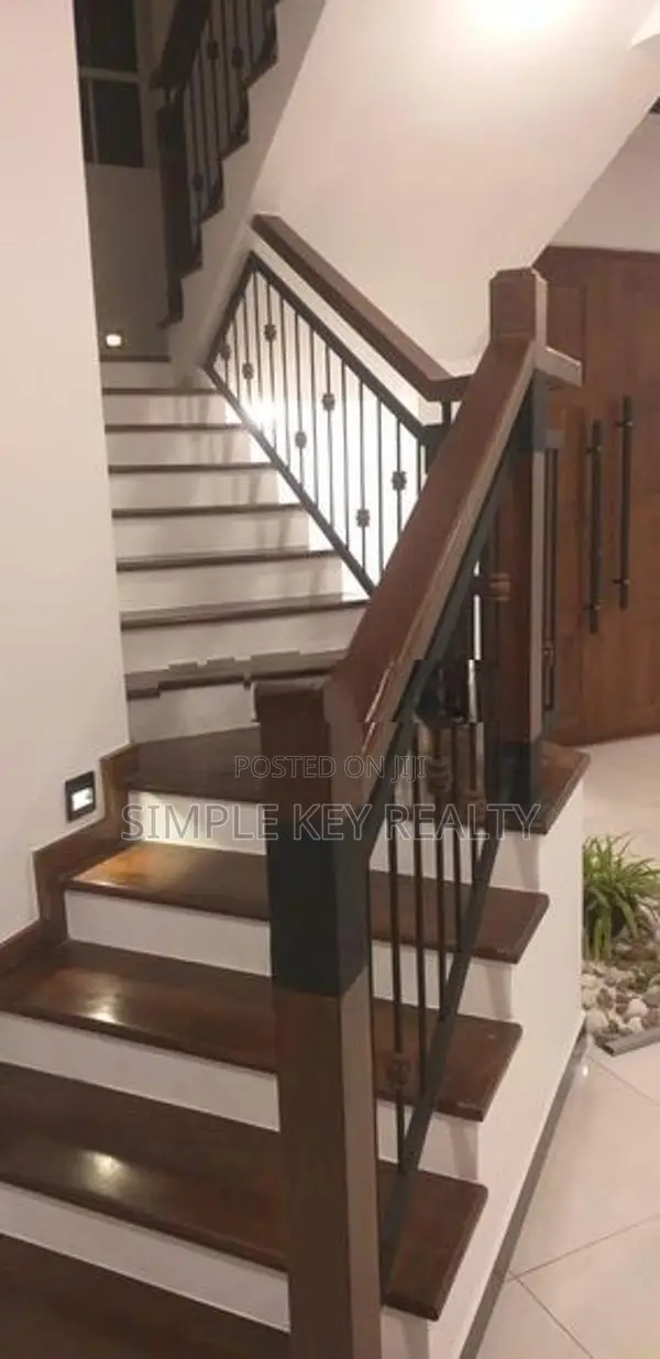 Beutiful three storey house for sale in gampaha yakkala road