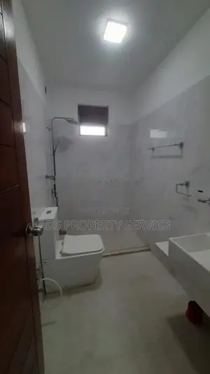 2 story house with 5 bedrooms 3 bathrooms for rent in office
