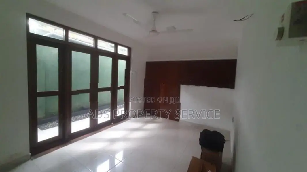 2 story house with 5 bedrooms 3 bathrooms for rent in office