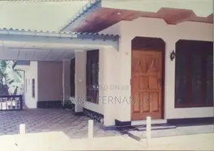 3 Bedroom,3 Bathroom House for Sale, 21 Perches in Ampitiya Kandy [4km
