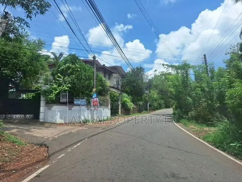 House with 35 Perches Land for Sale in Orutota, Gampaha.