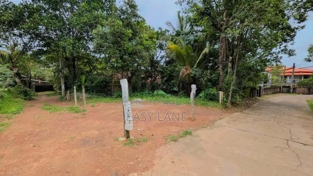 කඩවතින් අඩි 20 පාරකට මුහුනලා පර්චස් 7.3 බිම් කොටසක් KM 12628