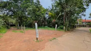 කඩවතින් අඩි 20 පාරකට මුහුනලා පර්චස් 7.3 බිම් කොටසක් KM 12628