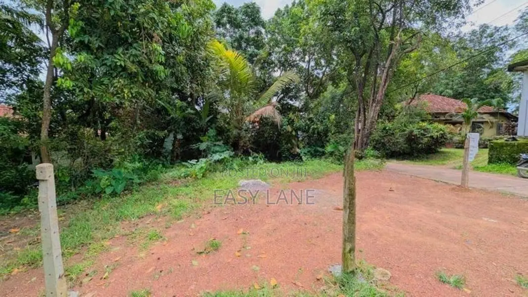 කඩවතින් අඩි 20 පාරකට මුහුනලා පර්චස් 7.3 බිම් කොටසක් KM 12628