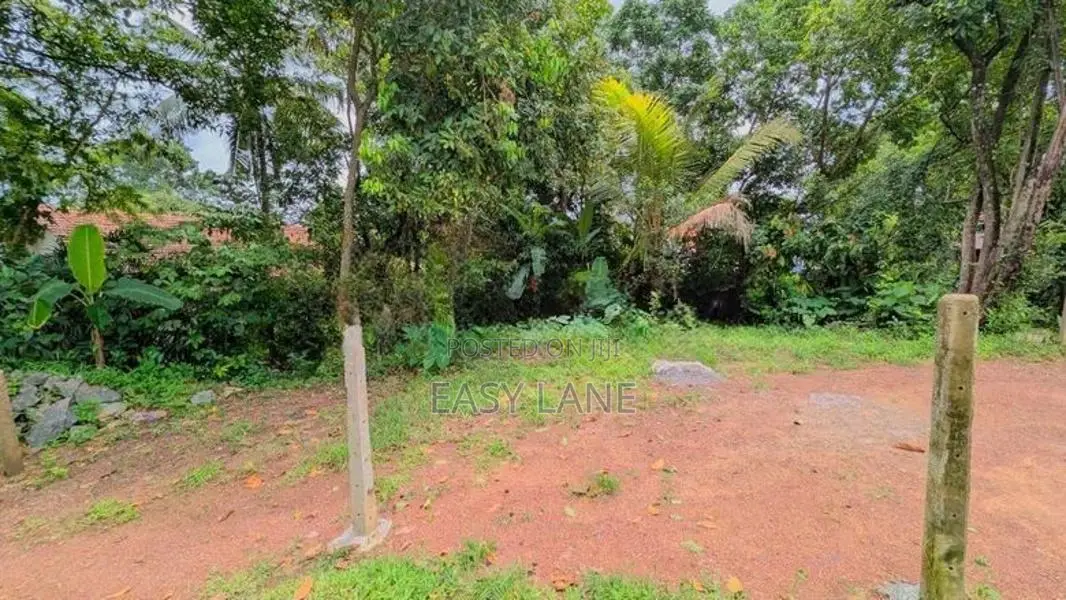 කඩවතින් අඩි 20 පාරකට මුහුනලා පර්චස් 7.3 බිම් කොටසක් KM 12628