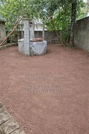 Land With a Old House Homagama