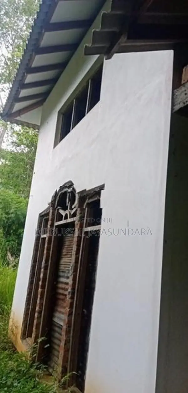 අඩක් නිමකළ නිවස සහ ඉඩම බදුල්ල