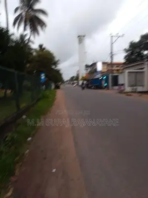 සීදූවෙන් වටිනා ඉඩමක් විකිණීමට ඇත