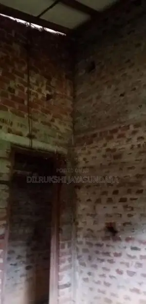 අඩක් නිමකළ නිවස සහ ඉඩම බදුල්ල