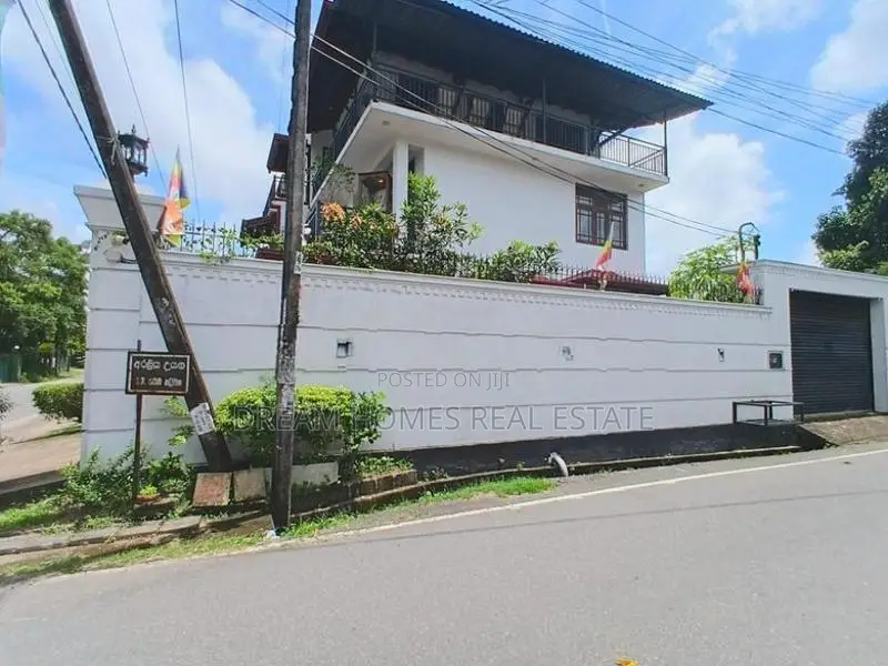 Luxury 3-Storey House for Rent in Pannipitiya