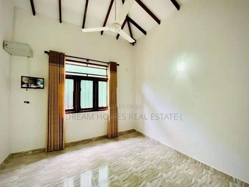 පර්චස් 15 නිවසක් අතුරුගිරියෙන් විකිනීමට