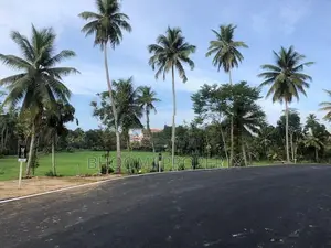 ලැබීම නව නගරයේ රෝහල අසලින් බිම් කොටස්