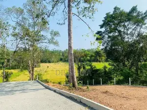 සුන්දර වෙල් යායකට මුහුණලා ඉඩමක් මාතර
