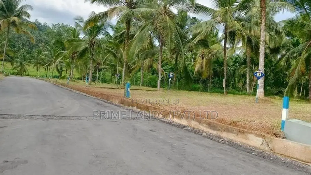 කඩවත 210 බස් පාරට ළගින් බිම් කොටස්
