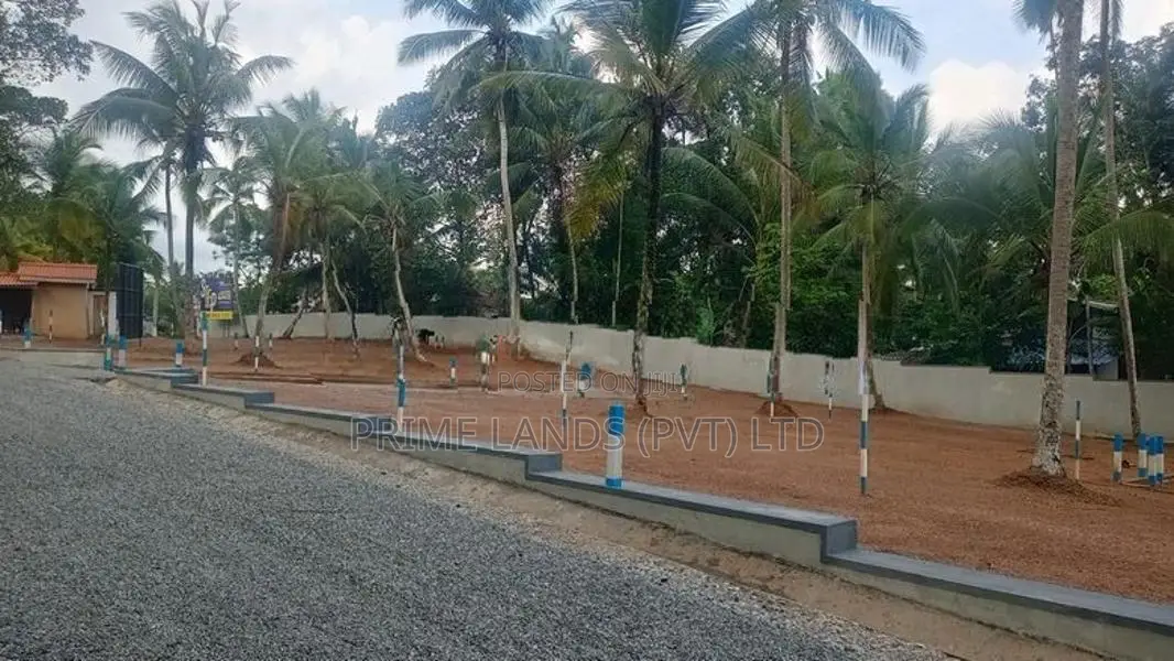 කඩවත - ඉඳිගහමුල හංදියට සමීපව බිම් කොටස්