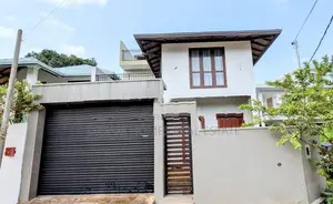 Modern 5BR House with Rooftop Garden – Kesbewa