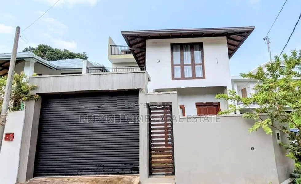 Modern 5BR House with Rooftop Garden – Kesbewa