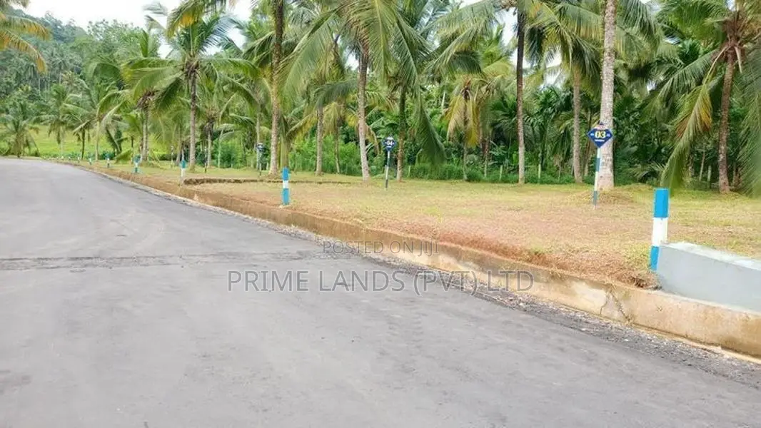 කඩවත 210 බස් පාරට ළගින් බිම් කොටස්