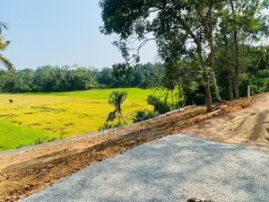 සුන්දර වෙල් යායකට මුහුණලා ඉඩමක් මාතර