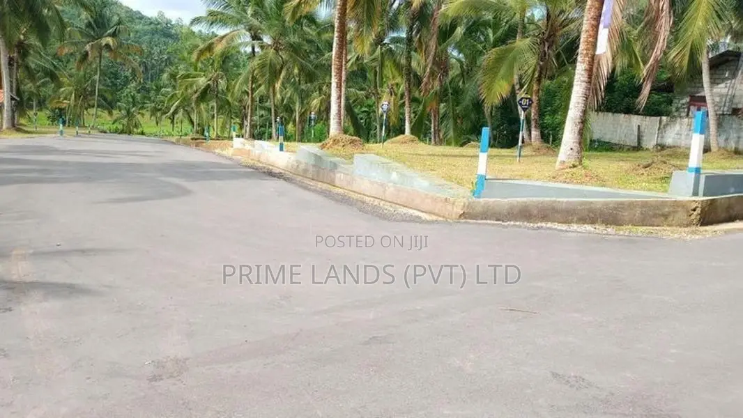 කඩවත 210 බස් පාරට ළගින් බිම් කොටස්