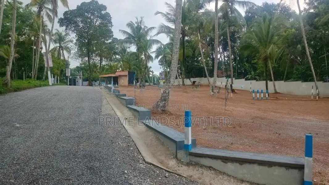 කඩවත - ඉඳිගහමුල හංදියට සමීපව බිම් කොටස්