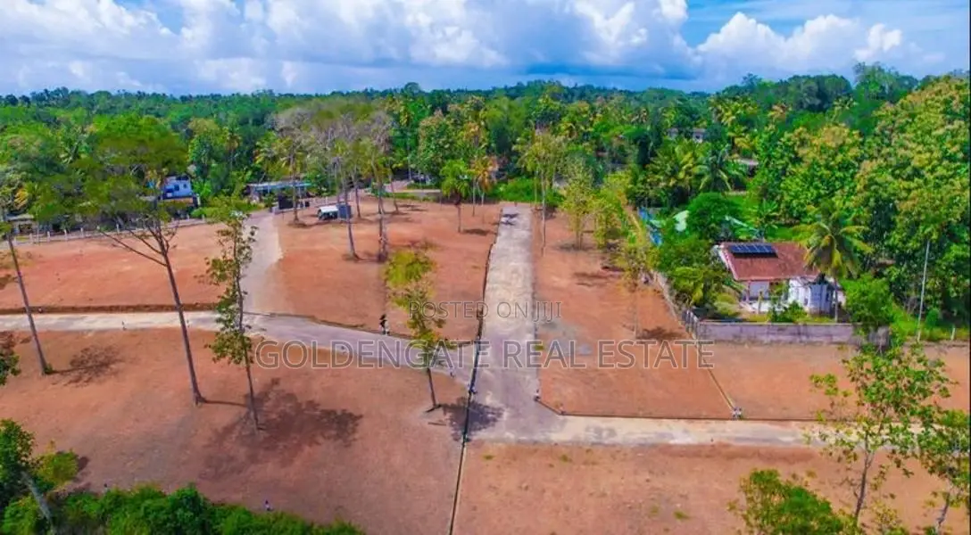කැකනදුරින් ඉඩමක්