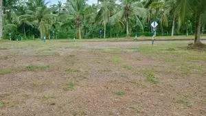 කඩවත 210 බස් පාරට ළගින් බිම් කොටස්