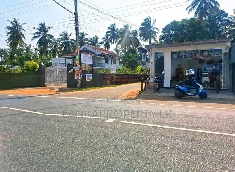 Valuable Land with House for Sale in Bowalawatte, Waikkal