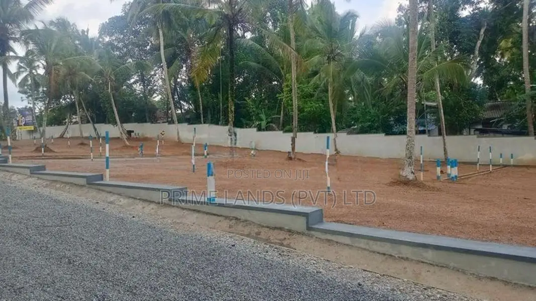 කඩවත - ඉඳිගහමුල හංදියට සමීපව බිම් කොටස්