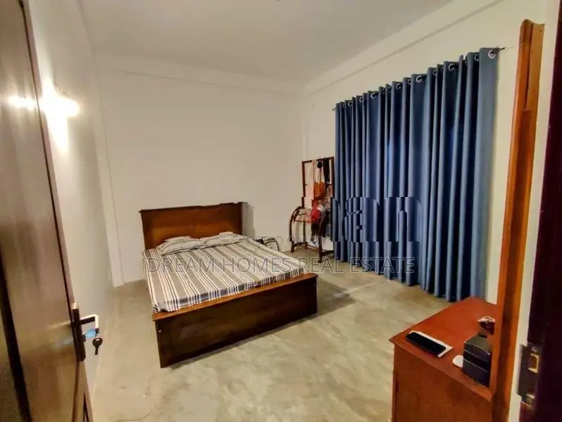 Modern 5BR House with Rooftop Garden – Kesbewa