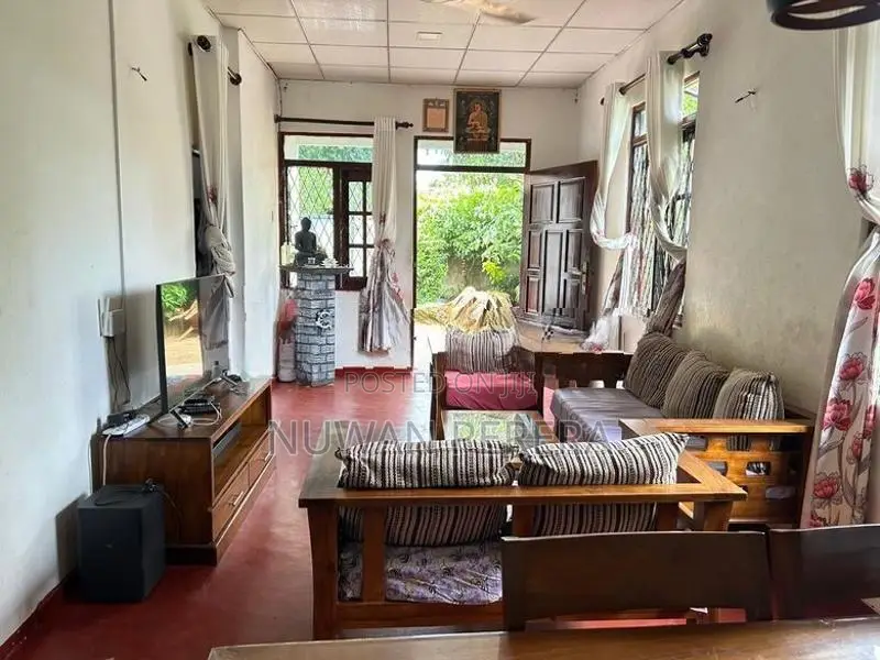 පිලියන්දල මාකන්දන බස් පාරට සමීපව නිවසක් විකිණීමට .