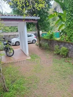 Land for Sale with An Old Boarding House Piliyandala