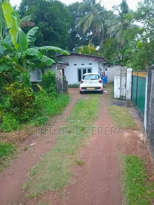 Land for Sale with An Old Boarding House Piliyandala