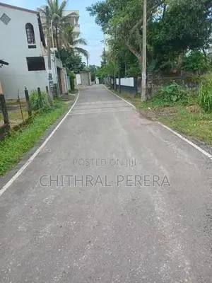 Land for Sale with An Old Boarding House Piliyandala