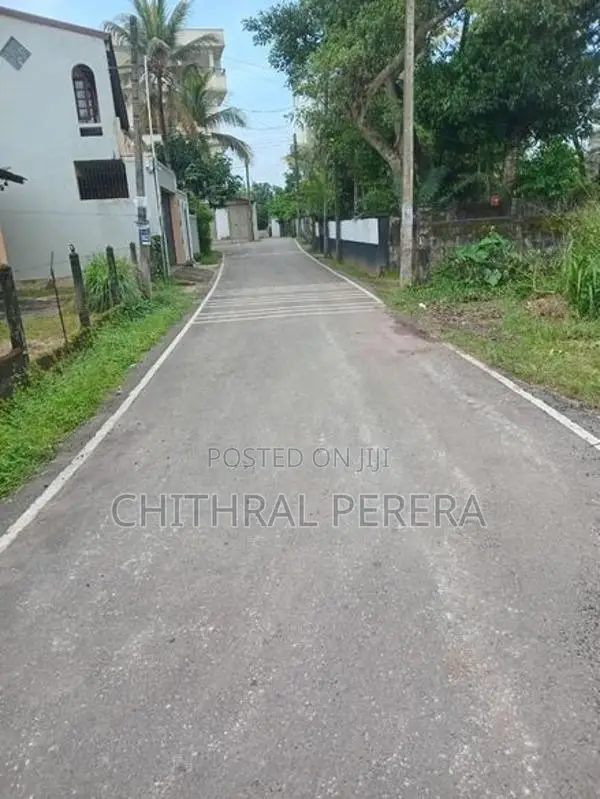 Land for Sale with An Old Boarding House Piliyandala