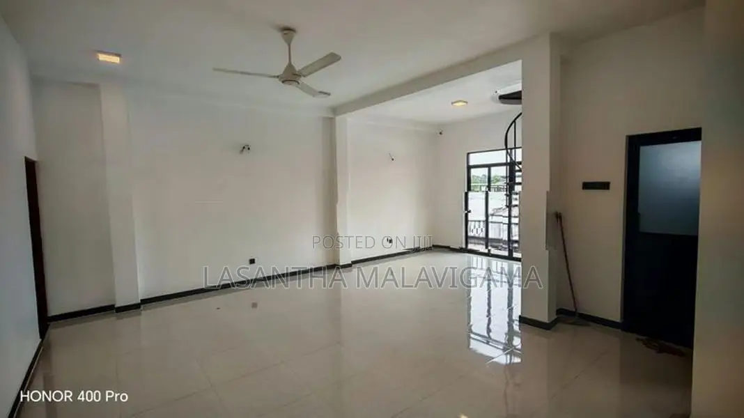3 Storey rooftop Luxury House for sale in Athurugiriya