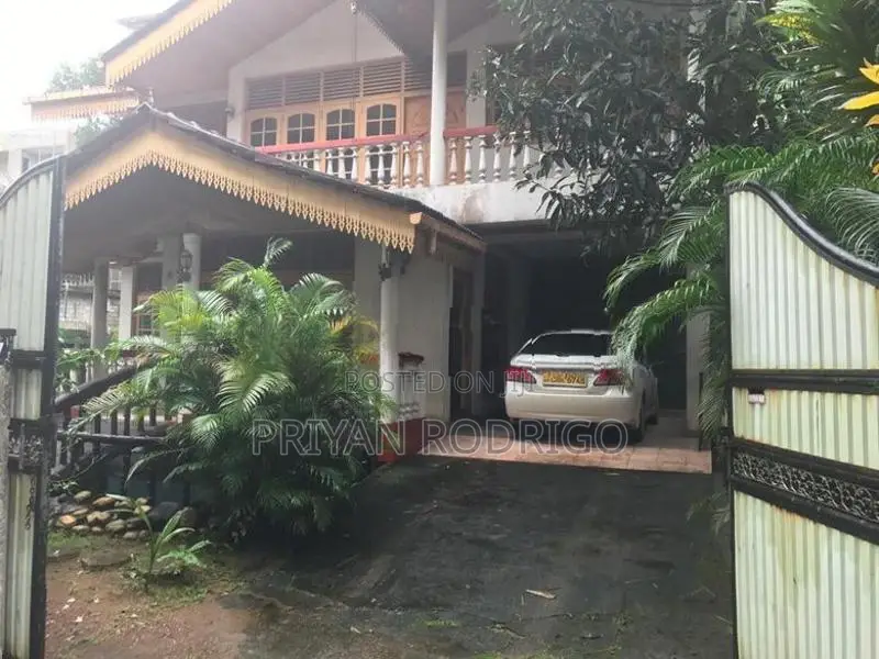 Mahara - Kadawatha 25 Perches of Land with an Old House for Sale