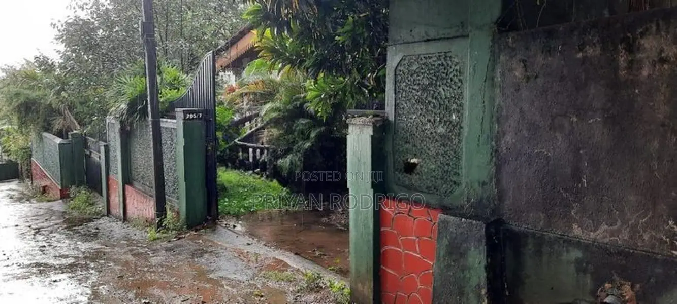 Mahara - Kadawatha 25 Perches of Land with an Old House for Sale