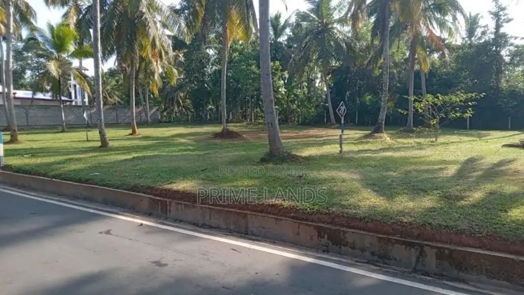 උඩුගම්පොළ වීදියවත්තෙන් වටිනා ඉඩමක්