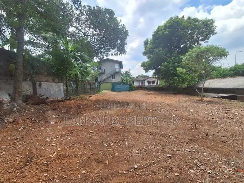 Prime Residential Cum Land for Sale in Kadawatha Close to Kandy Road.