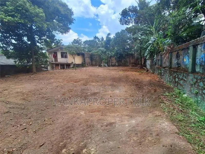 Prime Residential Cum Land for Sale in Kadawatha Close to Kandy Road.