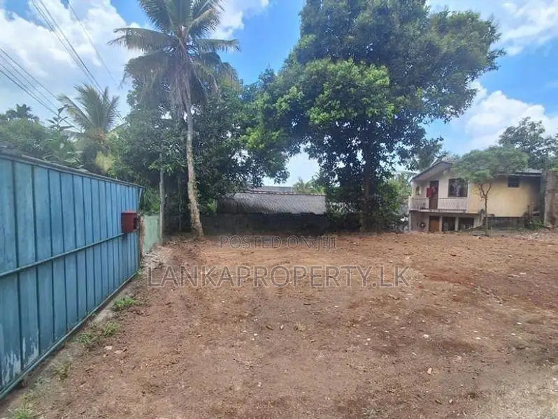 Prime Residential Cum Land for Sale in Kadawatha Close to Kandy Road.