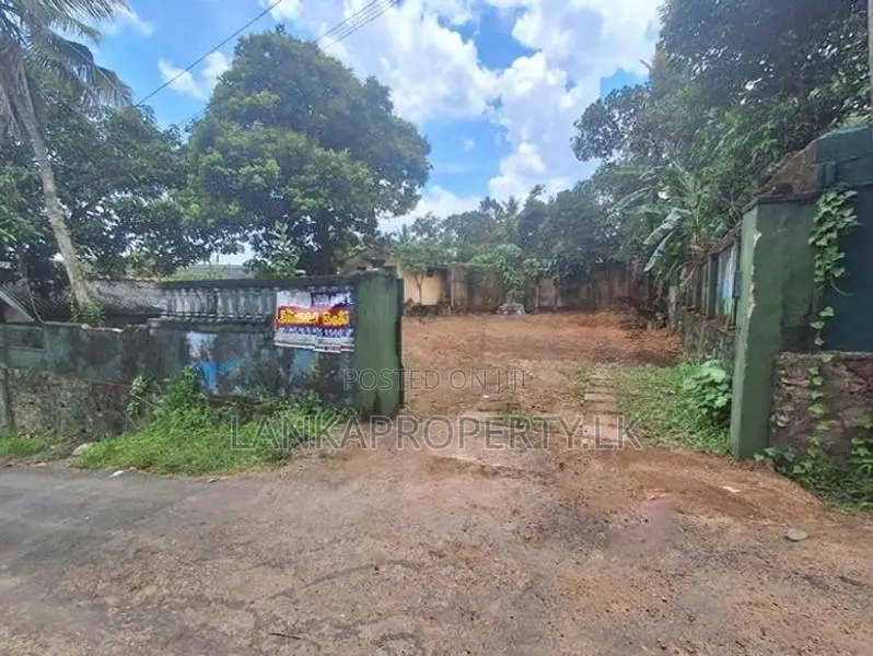 Prime Residential Cum Land for Sale in Kadawatha Close to Kandy Road.