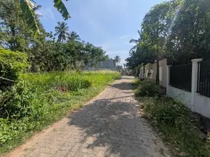 16.5P Valuable Residential Land - Wariyapola (Police Junction)