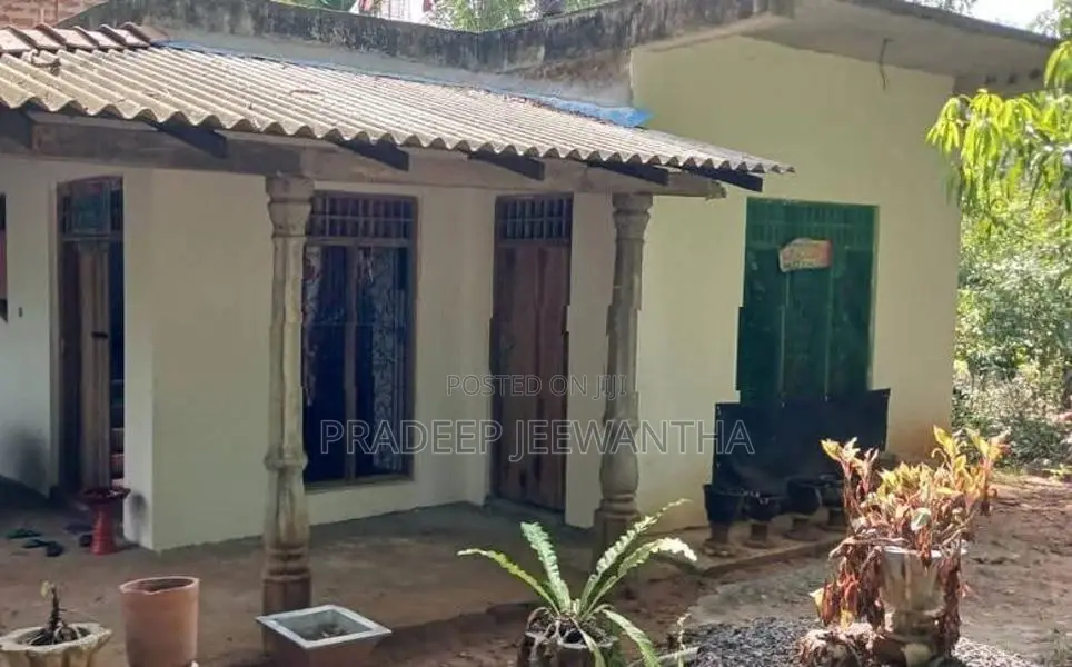දෙහිඅත්තකණ්ඩිය නගරයේන් අඩක් සම්පූර්මණ නිම කොට ඇති දෙමහල් නිවස විකිණීමට