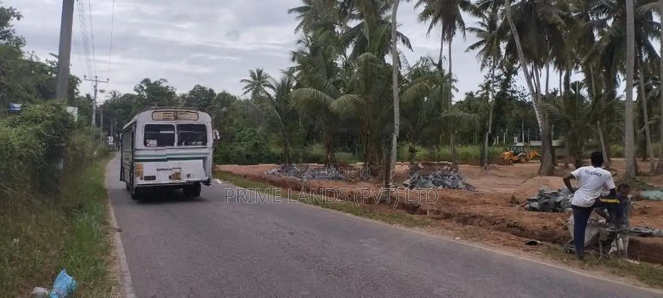 වේයන්ගොඩ නයිවල පාරෙන් බිම්කොටස්