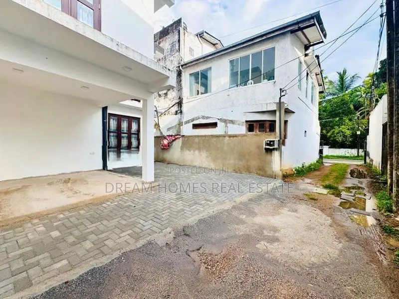 Family Home for Sale Near Parliament – Baththaramulla