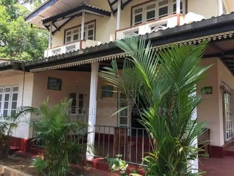 Spacious 2 Story House with Large Land for Sale – Hanwella