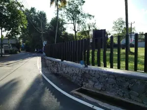 රත්මල්දේණිය පාරට මුහුනලා බිම් කොටසක් විකිණීමට